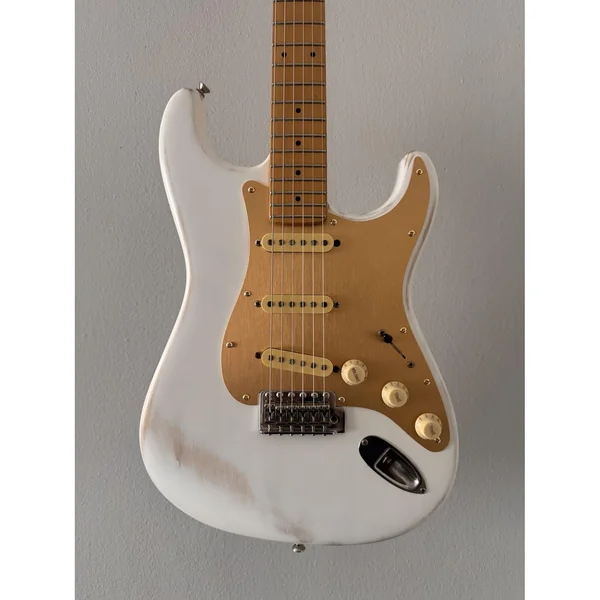 Fender Pickguard Strat. Gold SSS 11