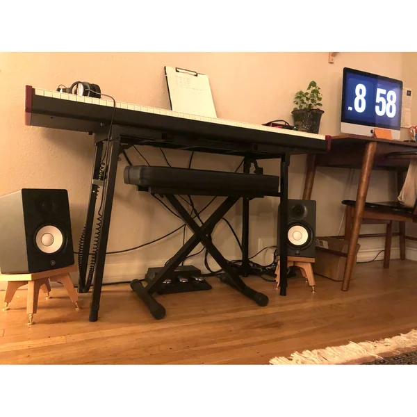 Yamaha HS 5 Desktop Stand Bundle